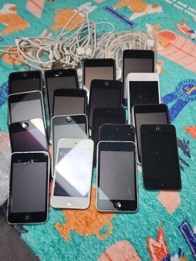 17 Ipods, Preowned Nonworking For Parts